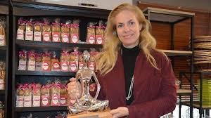 Amélie Loret Sherer avec son trophée des femmes de l'économie reçu lors de l'évènement les femmes de l'économie